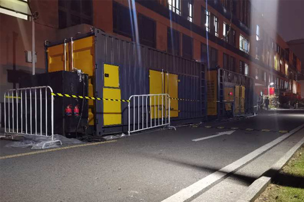 龙陵柴油发电机组的输出电压是如何调节的？