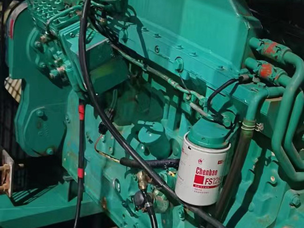 龙陵如何确定新的发电机组控制系统是否与原系统兼容？