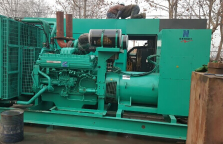 龙陵发电机组如何判断水冷式机油散热器内部是否需要清洗？